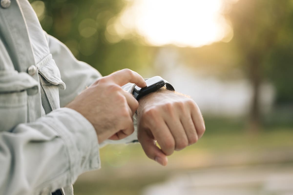 El Apple Watch 12 registra los últimos 15 segundos de audio y ofrece una transcripción en la pantalla del reloj; también genera un resumen de todas las conversaciones que tuvimos durante el día