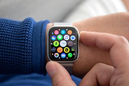 El Apple Watch puede usarse al nadar, y usa sus parlantes para expulsar el agua de su interior; un video en cámara lenta permite ver cómo lo logra