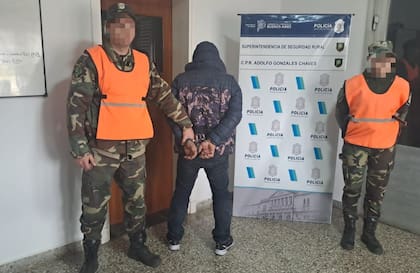 El aprehendido se encuentra alojado en una dependencia policial, esperando ser indagado por la Fiscalía interviniente, ya que fue investigado en diciembre del 2021 por el mismo delito y la causa se encuentra elevada a juicio con su padre como imputado