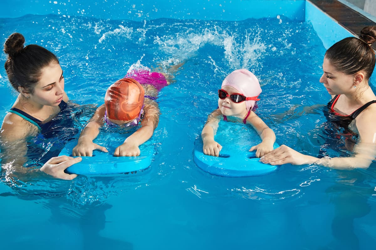 El aprendizaje de la natación y actitudes responsables en el agua son habilidades complementarias, extremadamente útiles para mejorar las posibilidades de evitar lesiones y muertes en el medio acuático