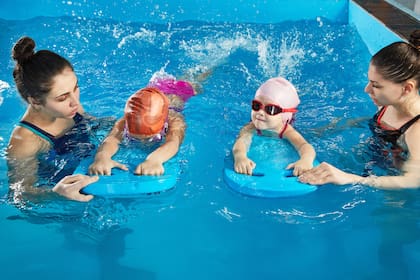 El aprendizaje de la natación y actitudes responsables en el agua son habilidades complementarias, extremadamente útiles para mejorar las posibilidades de evitar lesiones y muertes en el medio acuático