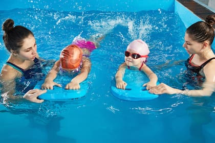 El aprendizaje de la natación y actitudes responsables en el agua son habilidades complementarias, extremadamente útiles para mejorar las posibilidades de evitar lesiones y muertes en el medio acuático