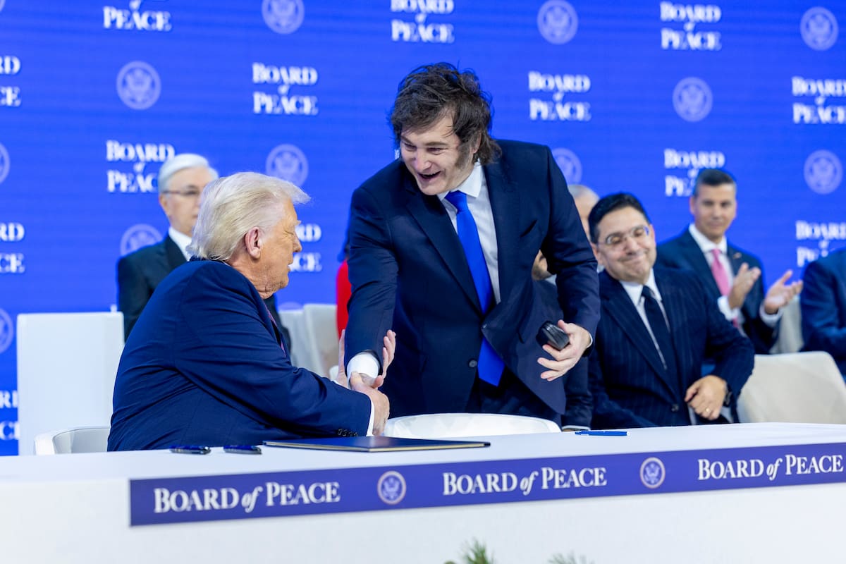 El apretón de manos de Trump y Milei en Davos al lanzar el denominado Consejo para la Paz, una iniciativa del mandatario estadounidense que no sumó las adhesiones esperadas