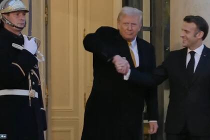 El apretón de manos entre Donald Trump y Emmanuel Macron, en París