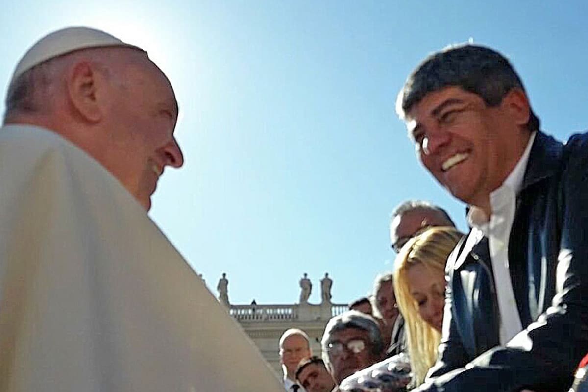 El apretón de manos entre el papa Francisco y Pablo Moyano, en uno de los viajes del sindicalista al Vaticano; el camionero se verá nuevamente con el pontífice