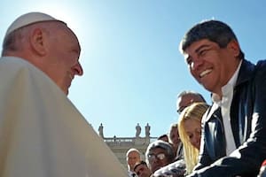 El apretón de manos entre el papa Francisco y Pablo Moyano, en uno de los viajes del sindicalista al Vaticano; el camionero se verá nuevamente con el pontífice