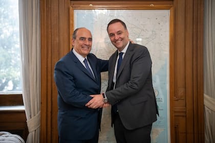 El apretón de manos entre Guillermo Francos y Manuel Adorni, en la transición de la jefatura de gabinete