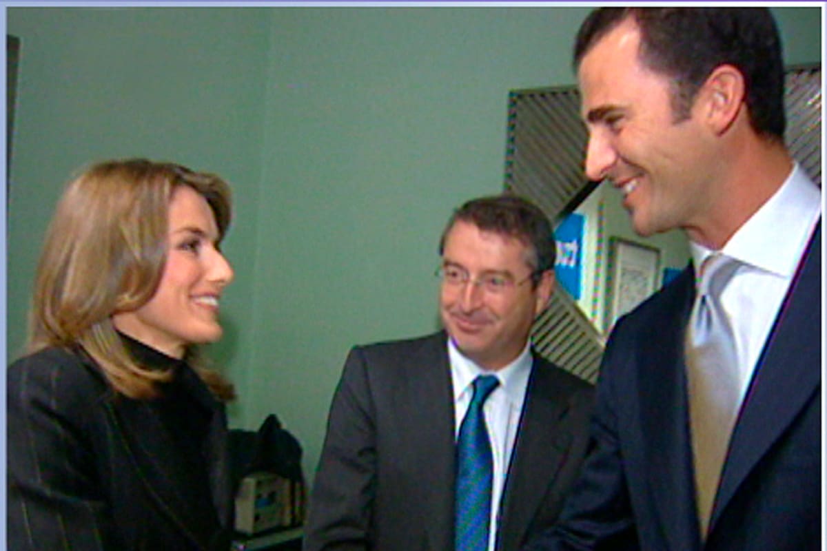El apretón de manos entre la periodista Letizia Ortiz Rocasolano y el príncipe Felipe de Borbón en 2003