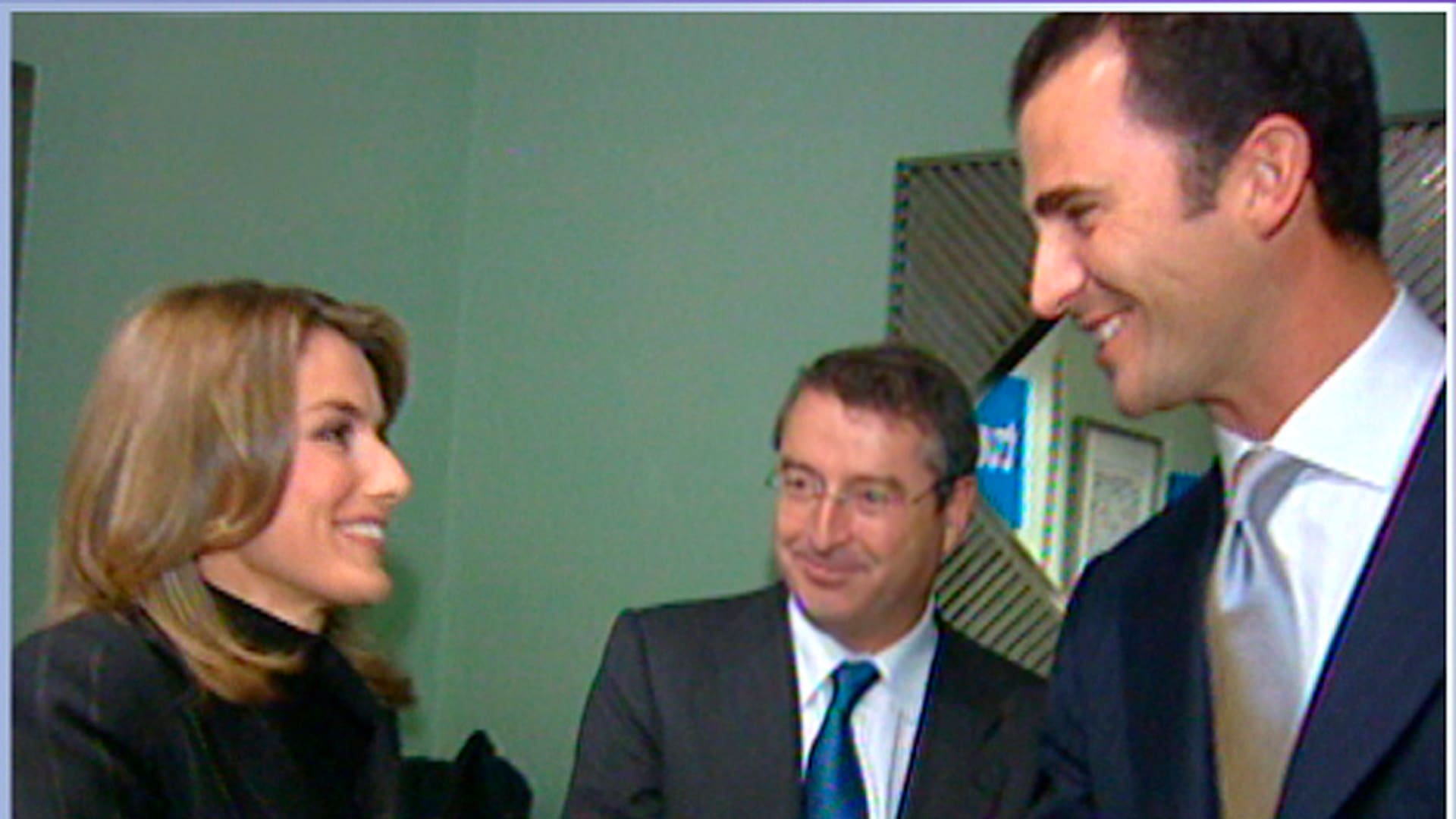 El apretón de manos entre la periodista Letizia Ortiz Rocasolano y el príncipe Felipe de Borbón en 2003