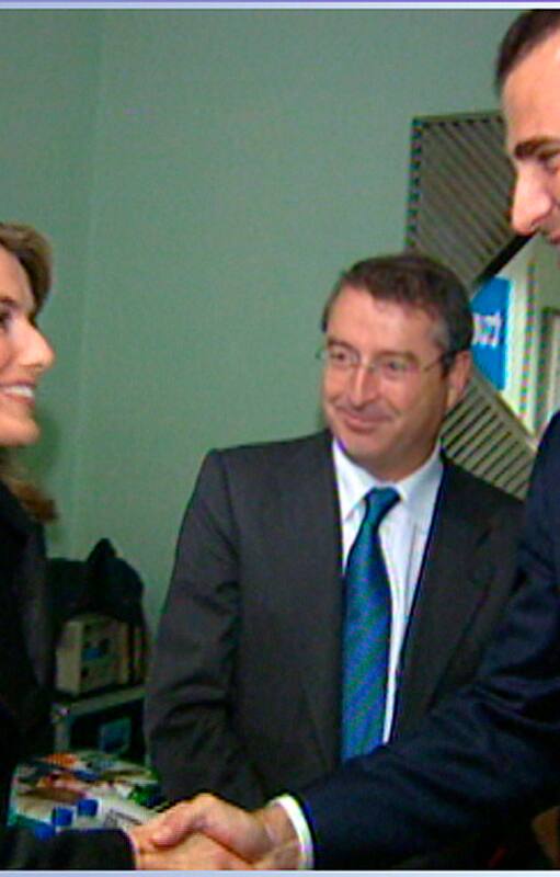 El apretón de manos entre la periodista Letizia Ortiz Rocasolano y el príncipe Felipe de Borbón en 2003