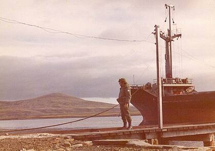El ARA Isla de los Estados en la Bahía Fox de la isla Gran Malvina. Abril de 1982