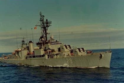 El ARA Piedrabuena (foto) y el ARA Rosales atacaron con bombas de profundidad y "erizos" a un posible submarino chileno