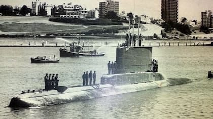 El ARA San Luis fue construido en secciones en Alemania y ensamblado en Tandanor, en Buenos Aires. Junto con el Salta, integró una nueva generación de submarinos de la Armada Argentina