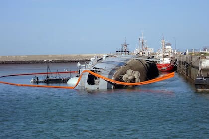 El ARA Santísima Trinidad, semi hundido en Puerto Belgrano.