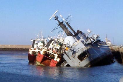 El ARA Santísima Trinidad, semi hundido en Puerto Belgrano.