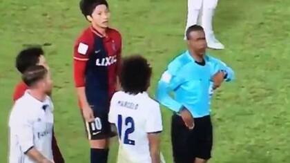 El árbitro iba a mostrarle la segunda amarilla a Sergio Ramos y se la guardó