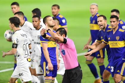 El árbitro Andrés Rojas anula un gol de Boca luego de consultar el VAR durante el partido entre Boca y Atlético Mineiro por la Copa Libertadores, el martes. Fue el origen de una polémica que no cesa.