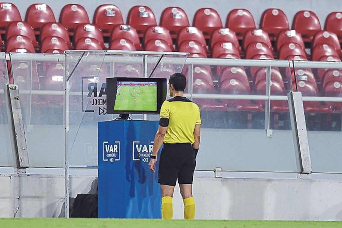 El árbitro Andrés Rojas tuvo muchos reclamos en River 2 vs. Nacional 0, por el partido de ida de los cuartos de final de la Copa Libertadores en la cancha de Independiente