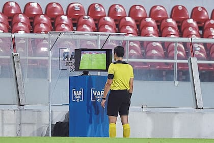 El árbitro Andrés Rojas tuvo muchos reclamos en River 2 vs. Nacional 0, por el partido de ida de los cuartos de final de la Copa Libertadores en la cancha de Independiente