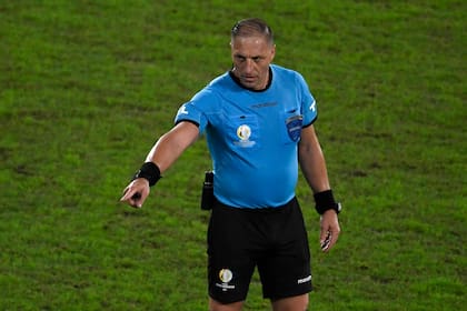 El árbitro argentino Néstor Pitana tuvo una decisión controvertida, al permitir seguir el juego tras un rebote en su cuerpo; de inmediato llegó el empate brasileño
