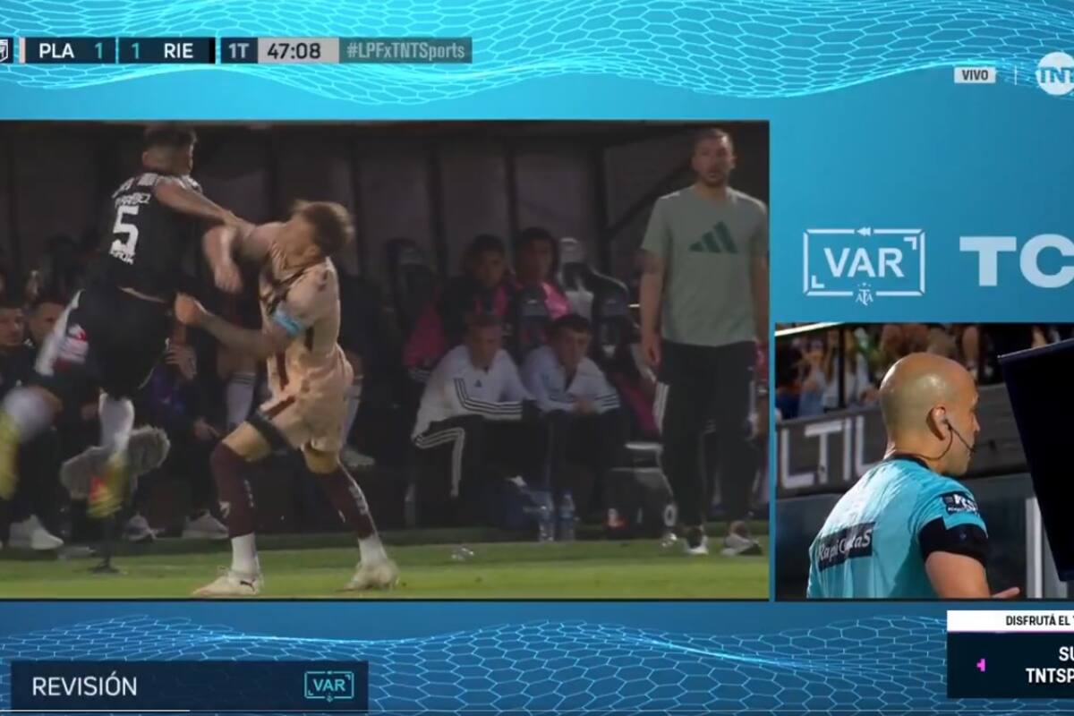 El árbitro Baliño observa la jugada en el monitor del VAR y terminará expulsando a Pedro Ramírez, de Riestra, por el golpe en la cara a Guido Mainero, volante de Platense