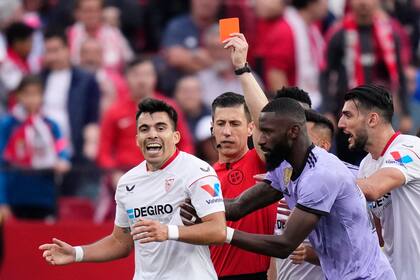 El árbitro César Soto Grado expulsa a Marcos Acuña, que no se entera por estar de espalda; Antonio Rudiger, de Real Madrid, intenta calmar al defensor de Sevilla.