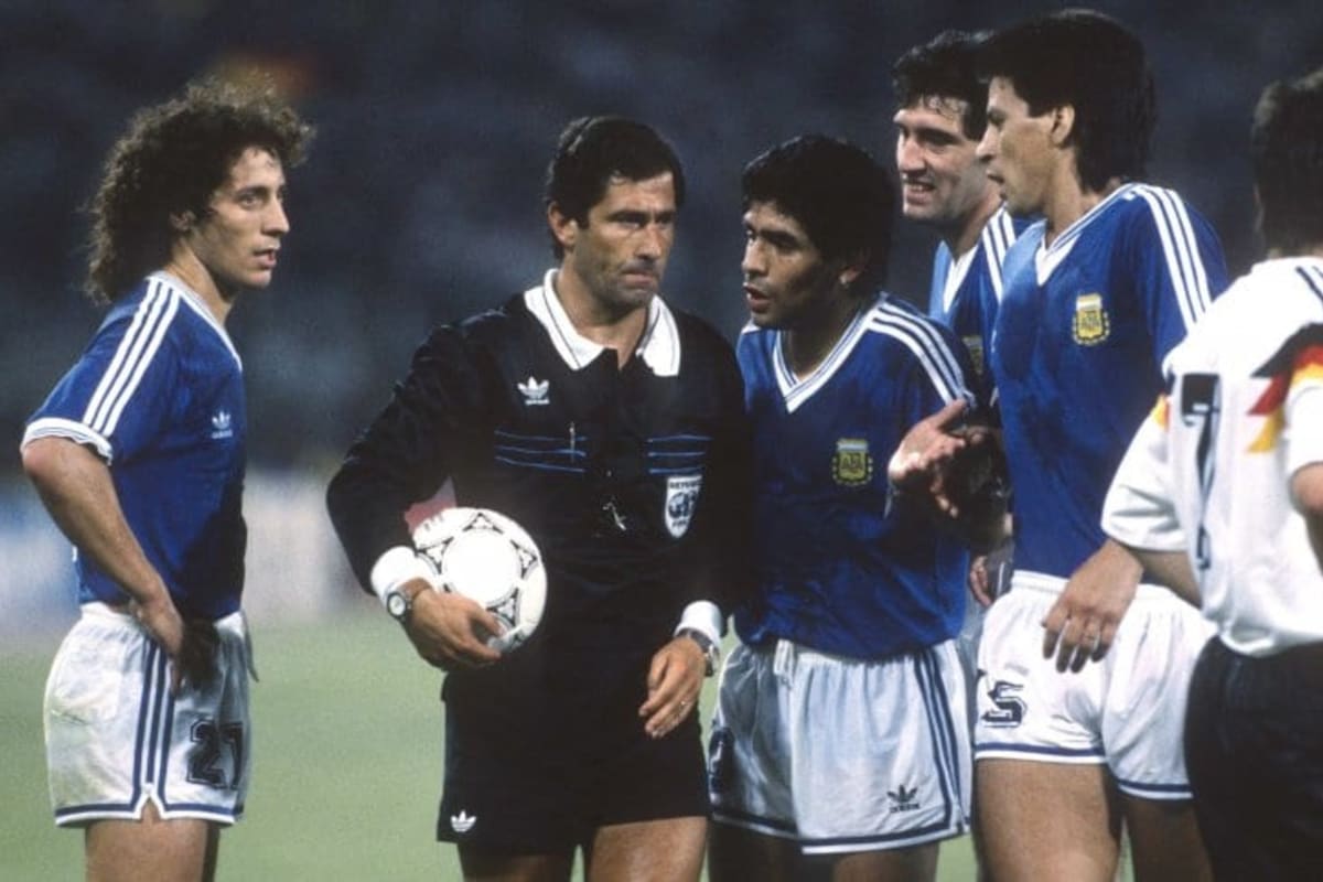 El árbitro Codesal ya cobró penal para Alemania a poco del cierre de la final del Mundial Italia 90 y comienza la controversia