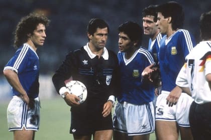 El árbitro Codesal ya cobró penal para Alemania, Troglio ya se resignó. Maradona le sigue pidiendo explicaciones al juez