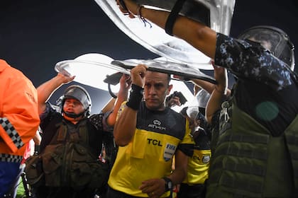 El árbitro Darío Herrera se retira de la cancha de Lanús con custodia policial tras el 2-0 de River por la Liga Profesional de Fútbol.