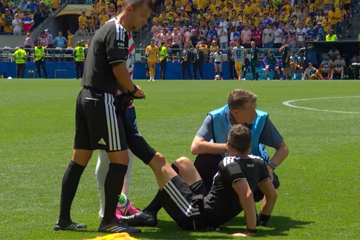 O árbitro dos Estados Unidos se engasgou no meio do jogo contra a Austrália e os memes começaram