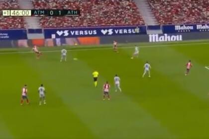 El árbitro del encuentro adicionó un minuto de juego en el primer tiempo, pero el partido continuó y Atlético de Madrid anotó el 1-1 transitorio