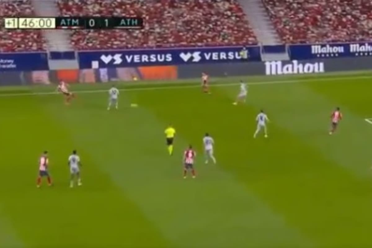 El árbitro del encuentro adicionó un minuto de juego en el primer tiempo, pero el partido continuó y Atlético de Madrid anotó el 1-1 transitorio