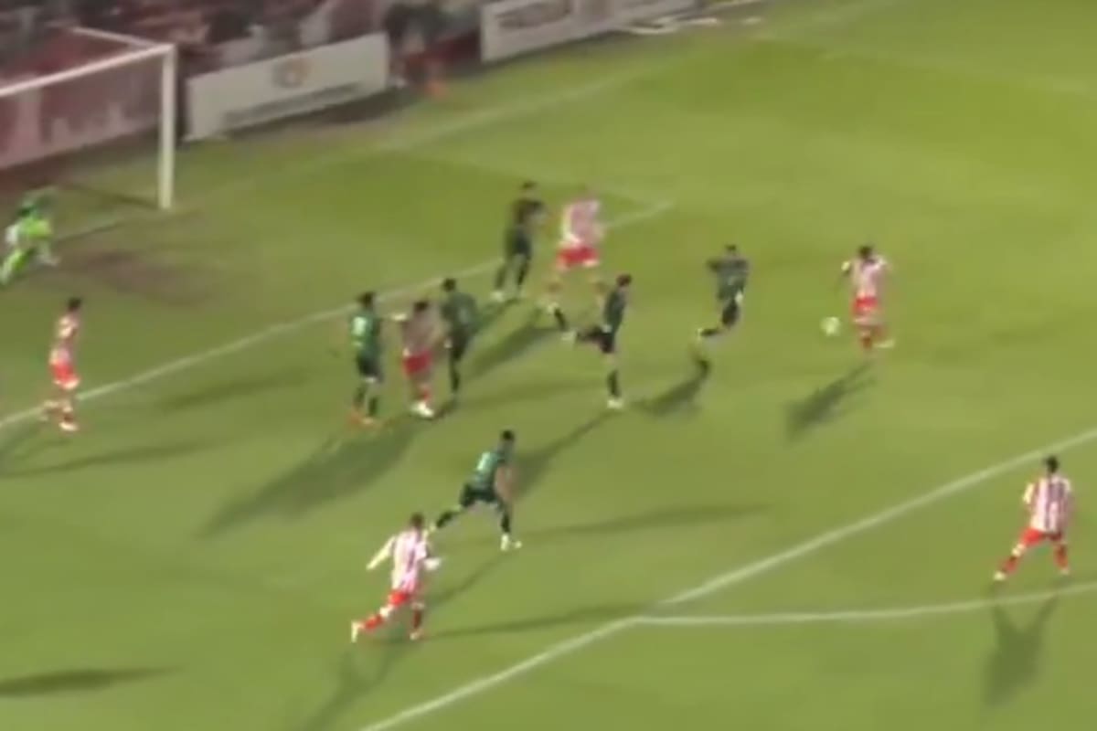El árbitro del encuentro, Brian Ferreyra, cobró un penal pero la pelota había impactado en la partido del jugador rival