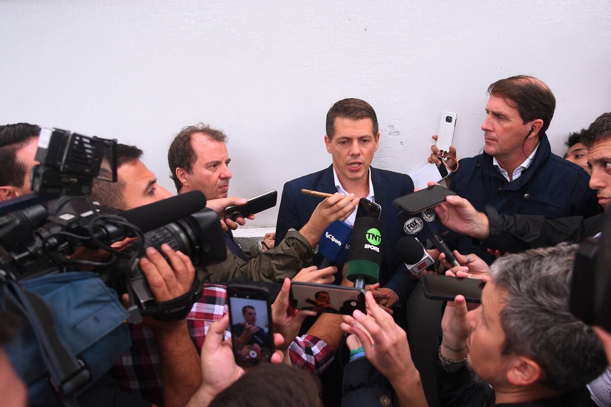 El árbitro Delfino en la vereda del Monumental para certificar la no presentación de River