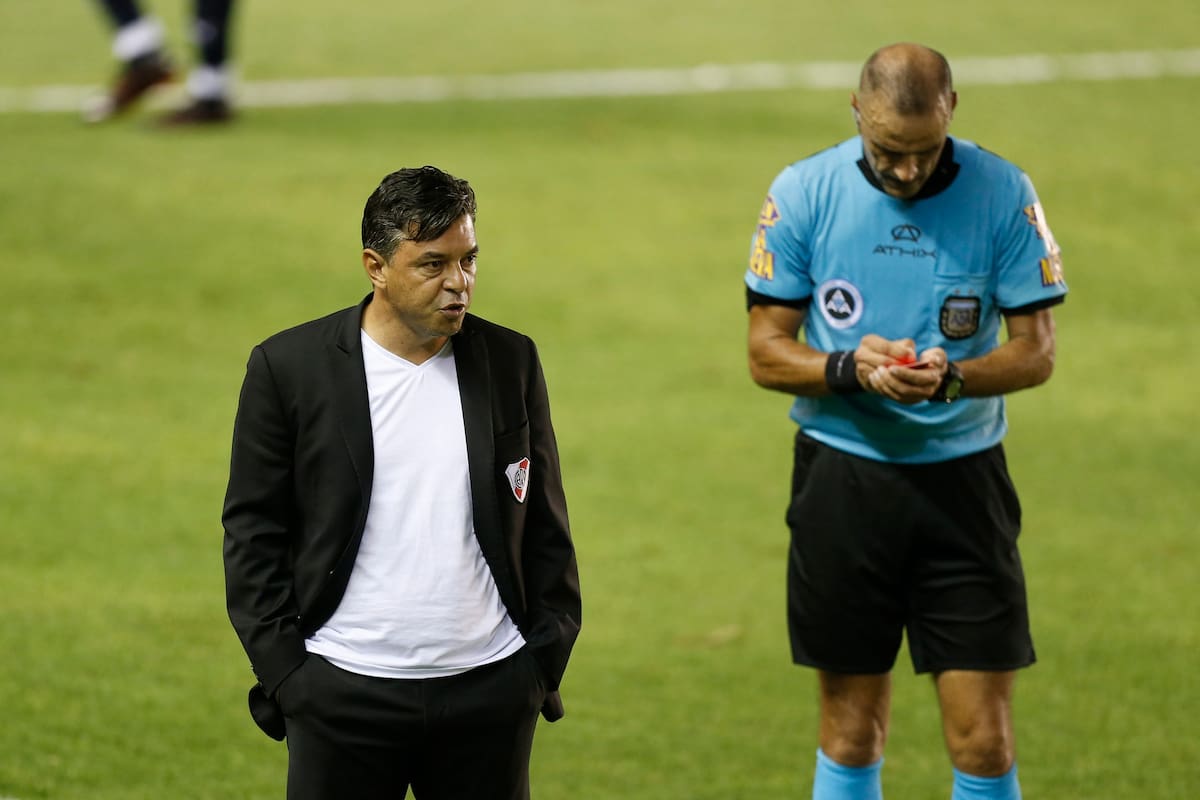 El árbitro Diego Abal expulsa a Marcelo Gallardo durante el partido que disputan River Plate e Independiente.
