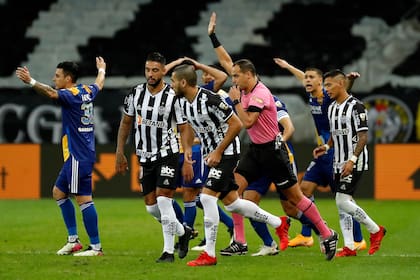 El árbitro Esteban Ostojich anula el gol de Boca luego de una polémica revisión del VAR durante el partido ante Atlético Mineiro