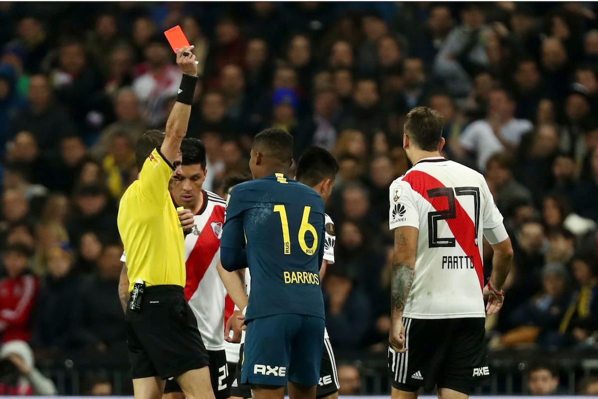 El arbitro expulsa a Wilmar Barrios