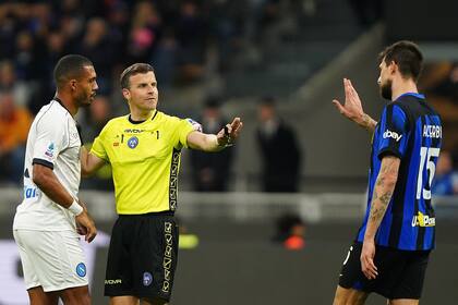 El árbitro Federico La Penna intercede entre Juan Jesús y Francesco Acerbi, protagonistas de un incidente en el partido Napoli-Inter