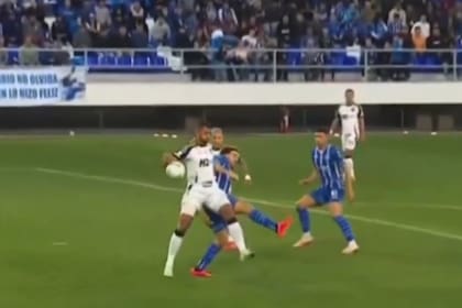 El árbitro Felipe González había cobrado penal para Godoy Cruz por la mano del defensor Vitor Hugo, de Atlético Mineiro, pero tras ver la jugada en el VAR dio marcha atrás
