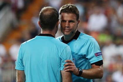 El árbitro Felix Brych y su colaborador antes de decidir la expulsión de Ronaldo