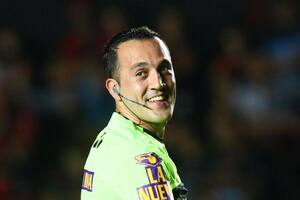 El árbitro Fernando Espinoza, foco de la polémica en la final del Ascenso