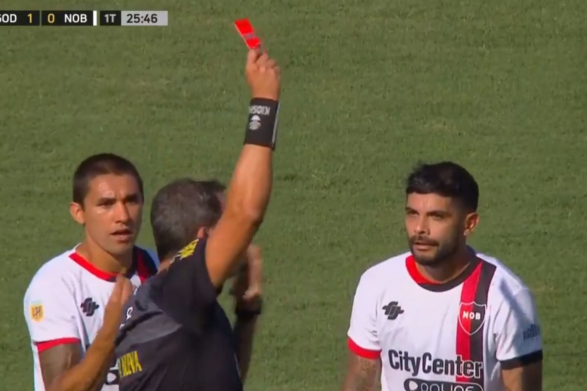 El árbitro Fernando Rapallini expulsa a Ever Banega en Mendoza; en diciembre lo había echado en Arabia Saudita