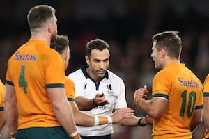 El árbitro francés Mathieu Raynal habla con Nic White y Bernard Foley, luego de la sanción contra los Wallabies en el partido ante All Blacks