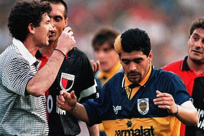 El árbitro Francisco Lamolina dialoga con Diego Maradona en medio de una de las tantas discusiones del partido; sobre el margen derecho, Claudio García