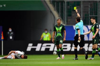 Joao Victor, de Wolfsburg, es amonestado por una dura falta contra un jugador de Eintracht Frankfurt, que quedó lesionado sobre el césped. Fue en el partido entre ambos por la Bundesliga, que los de Frankfurt ganaron por 2-1.