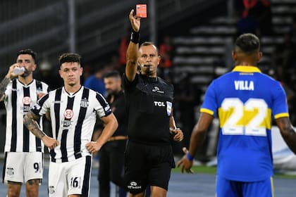 El árbitro Herrera le muestra la tarjeta roja a Sebastián Villa ante Talleres; no podrá jugar en la próxima fecha ante Platense