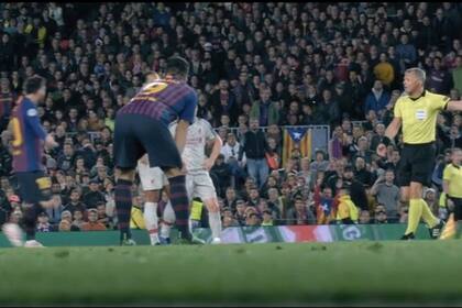 El árbitro holandés le pide "respeto" a Lionel Messi durante el partido entre Liverpool y Barcelona, por la Champions League 2019.