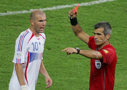 El árbitro Horacio Elizondo le muestra la tarjeta roja al francés Zinedine Zidane