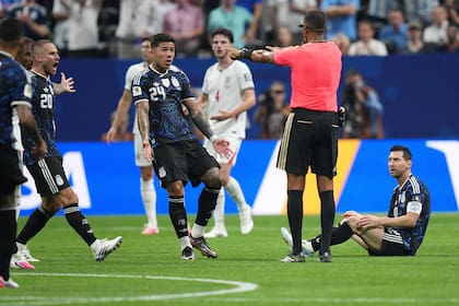 El árbitro Ismail Elfath, durante el partido entre Inglaterra y Argentina del último Mundial