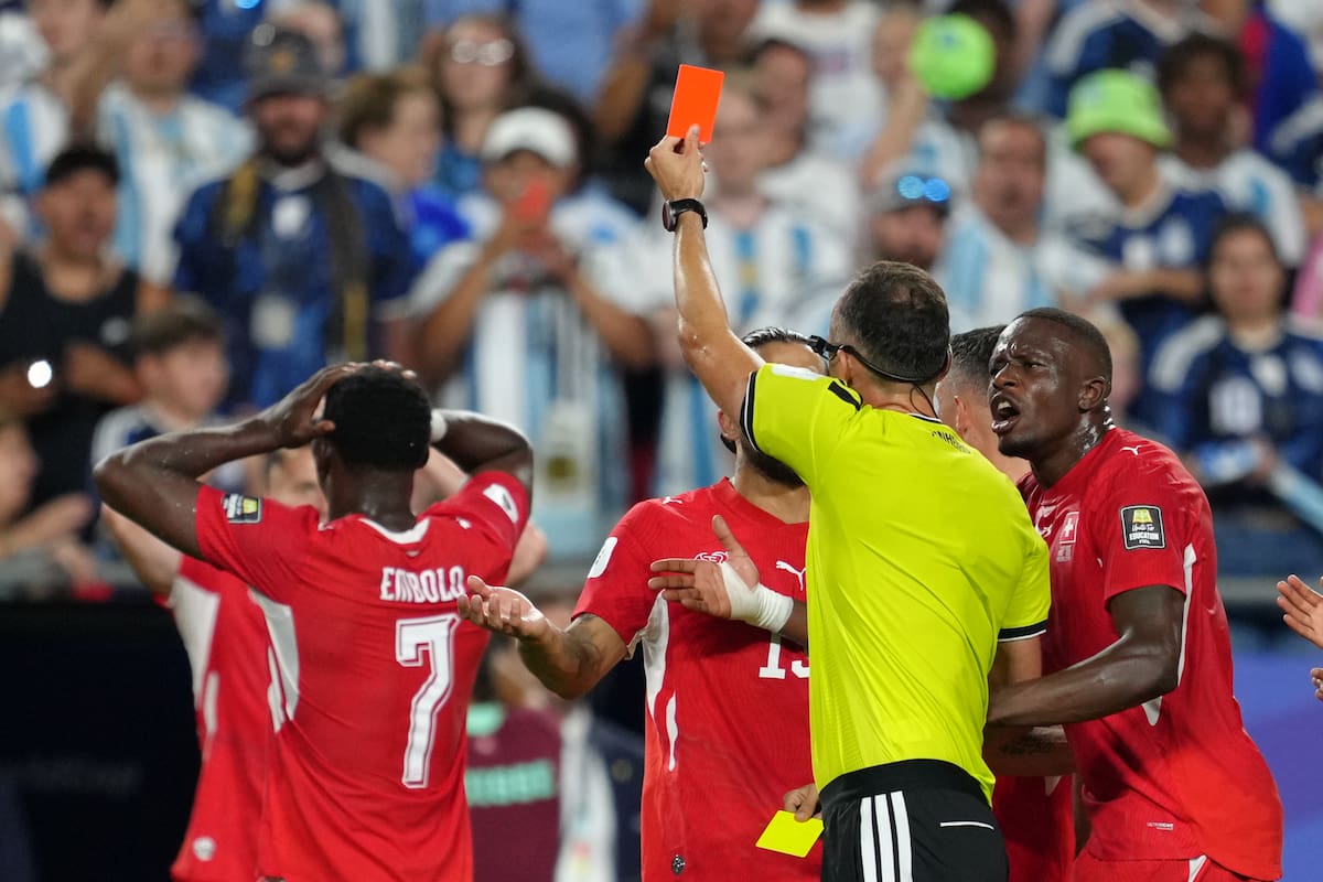 El árbitro Joao Pinheiro expulsa al suizo Breel Embolo tras comprobar que había simulado una falta. (AP Foto/Ed Zurga)